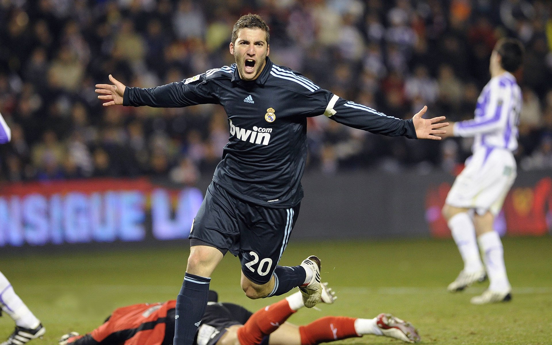 卡马文加一锤定音，哥斯达黎加逆袭丹麦书写争冠组奇迹